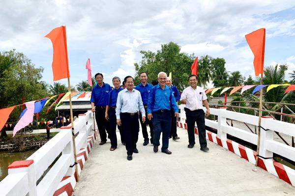 RỘN RÀNG NIỀM VUI KHÁNH THÀNH CẦU MỚI MANG TÊN KHU ĐOÀN TÂY NAM BỘ