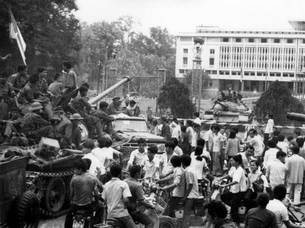Ký ức thời lính trẻ Sài Gòn - Cuối tháng 4/1975 Người dân ven đô và quân giải phóng